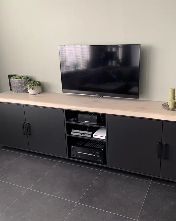 Blad op maat voor een tv-meubel