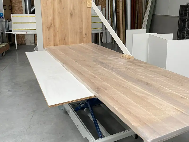 Werkplaats in Evergem met zaagtafel