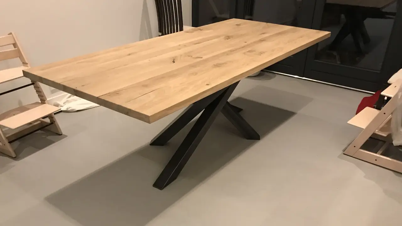 Massief eiken tafelblad op een zwart stalen onderstel
