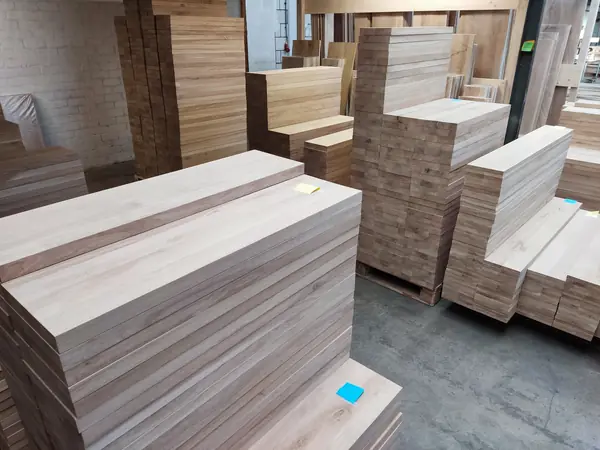 Stapel massief eiken treden, klaar voor een professionele bestelling