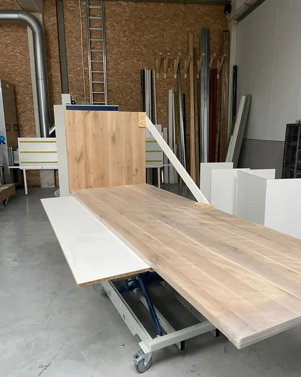 Werkplaats in Evergem: een massief eiken blad op de zaagtafel